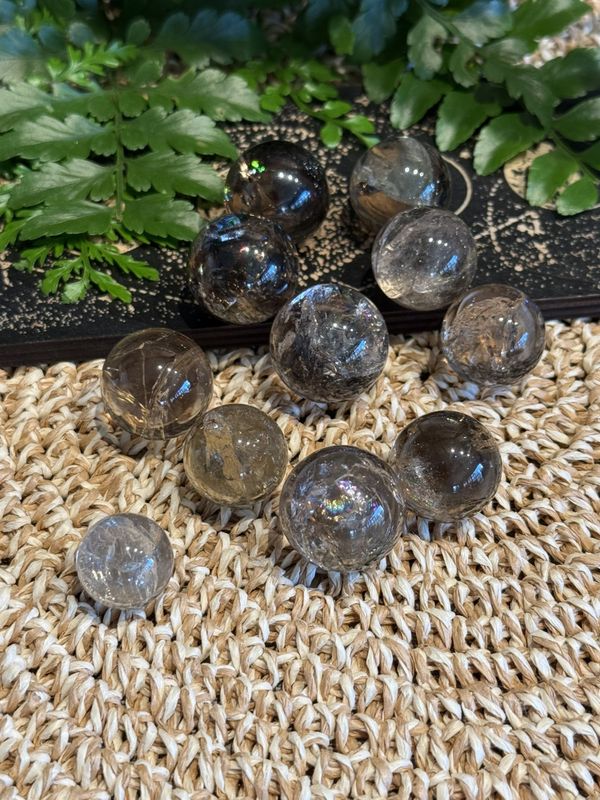 Røykkvarts kule med regnbue, 2-2,5cm