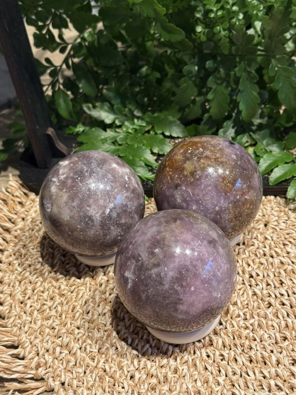 Lepidolitt kule 6-6,5cm